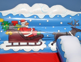 Bożonarodzeniowe ozdoby na zjeżdżalni - Mikołaj na saniach i renifery