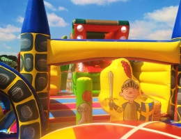 Dmuchany plac zabaw dla dzieci, który jest częścią atrakcji połykacz - smok